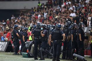 远在迈阿密心系罗马，托蒂和坎德拉用手机观看老东家焦点大战