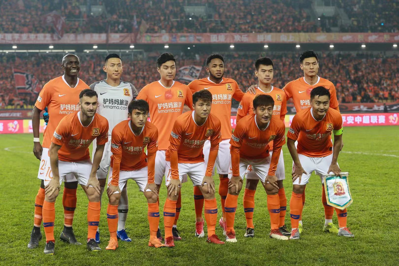 篮球篮网明星球员强调团结：我们是一支队伍