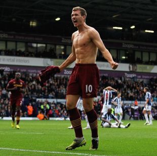 曼联考虑签下巴莱巴，期待填补中场空缺，暂无戈麦斯交易计划。