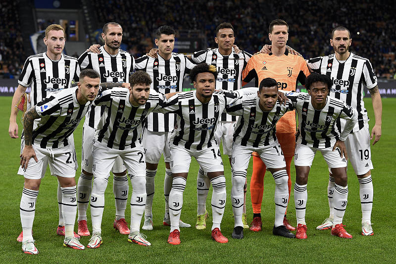 皇马下赛季主场球衣谍照：经典白色主色调，深绿镶边+粉红三道杠（皇马新赛季主场球衣曝光：经典纯白基调，深绿滚边配粉色三条纹）